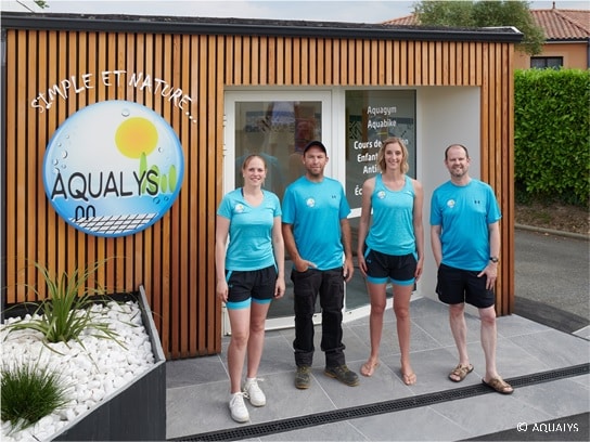 Toute l'équipe d'Aqualys est réunie devant votre piscine à Cholet.